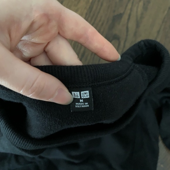 Good Condition Uniqlo Women’s Black Crewneck Size M Korea Sizing - Picture 3 of 5